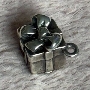 🎁 Retired James Avery Sterling Silver Gift Box Charm 🎁